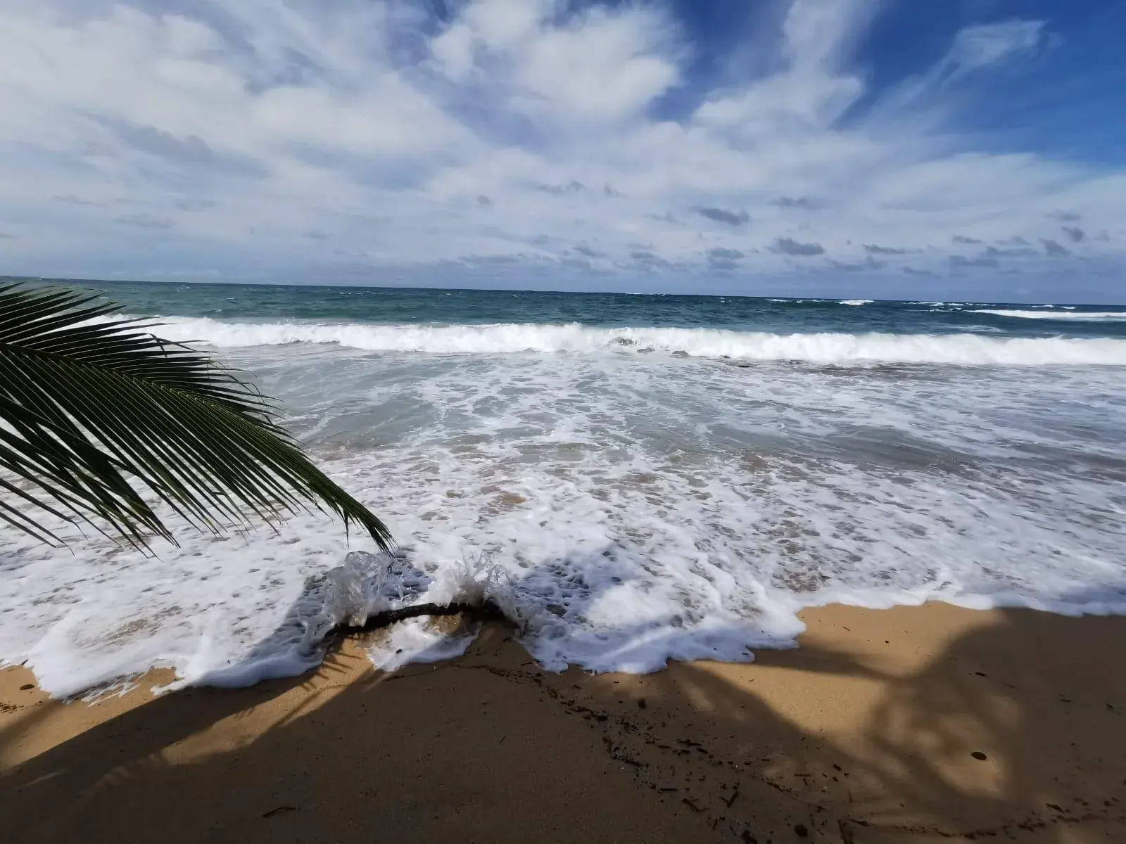 Wellen rollen an einen hawaiianischen Strand