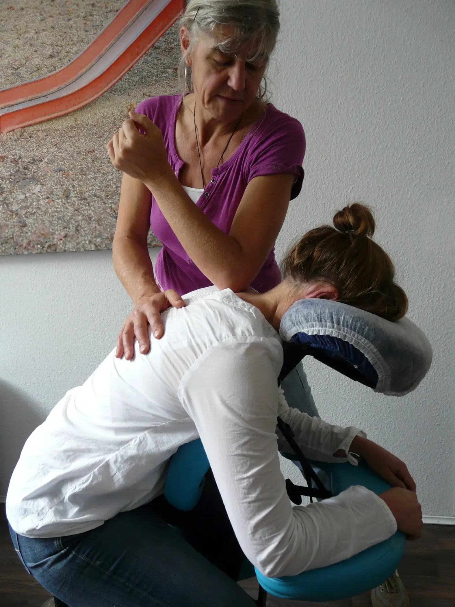 Maria bei einer mobilen Stuhlmassage